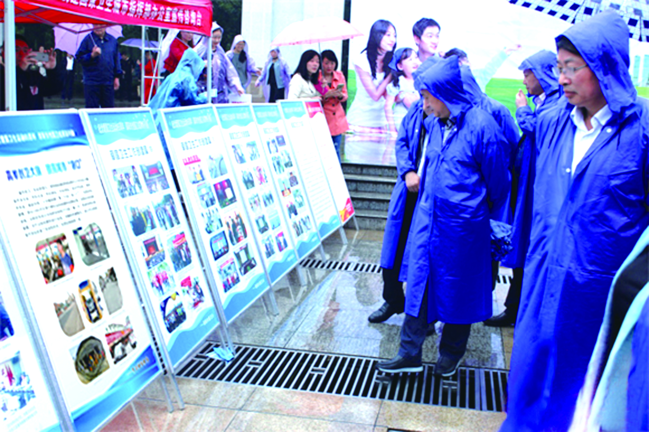 圖為市民冒雨在觀看我司圖文并茂創(chuàng)衛(wèi)成果展板。