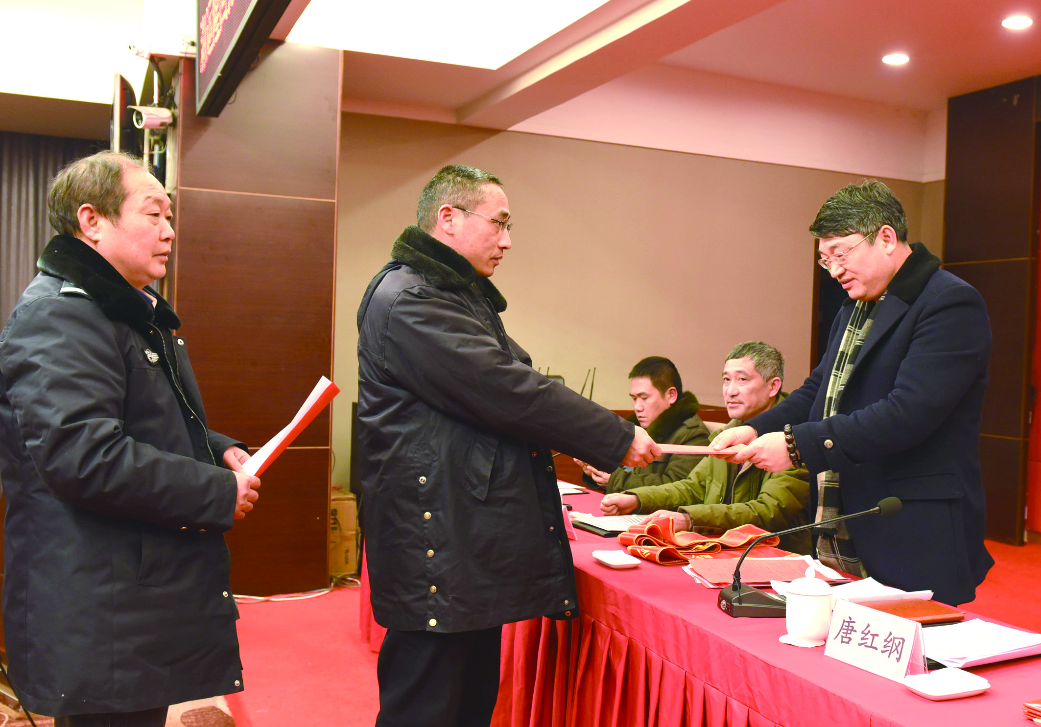 1月30日，隆回分公司召開2017年工作總結表彰大會暨2018年春運工作動員大會。