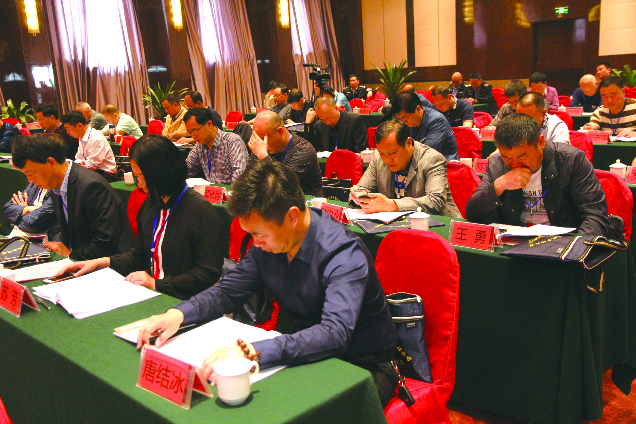 圖為第一屆五次股東代表在認真聽取工作報告。