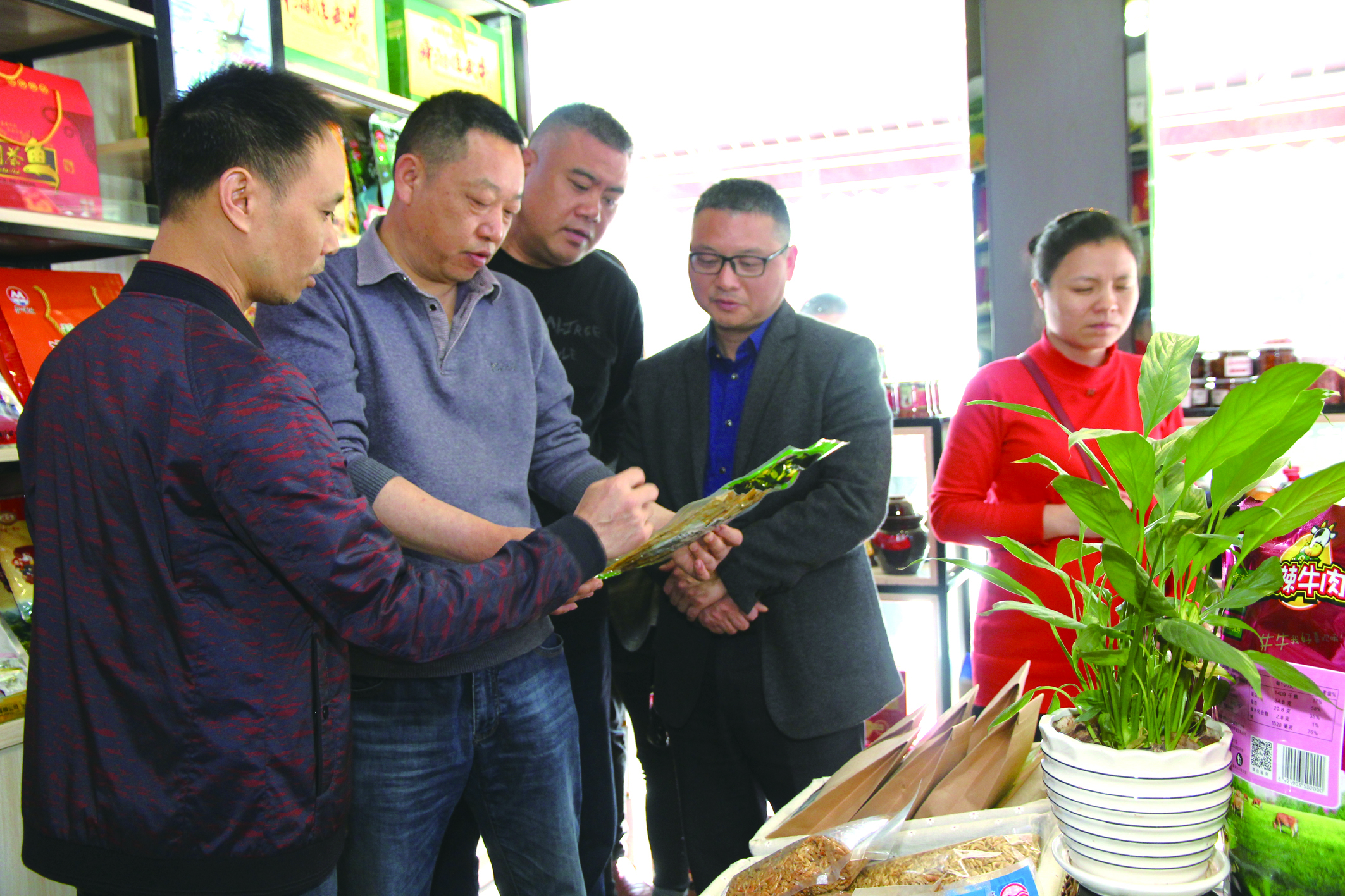 集團(tuán)公司董事、副總經(jīng)理何偉紅帶領(lǐng)骨干學(xué)員在郴汽集團(tuán)考察“郴味特產(chǎn)”