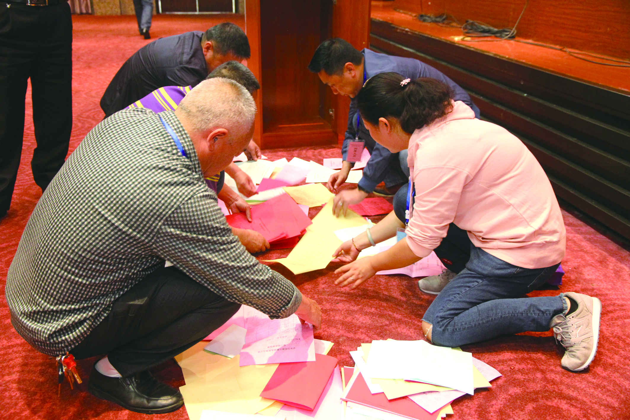 圖為工作人員在仔細清理選票。