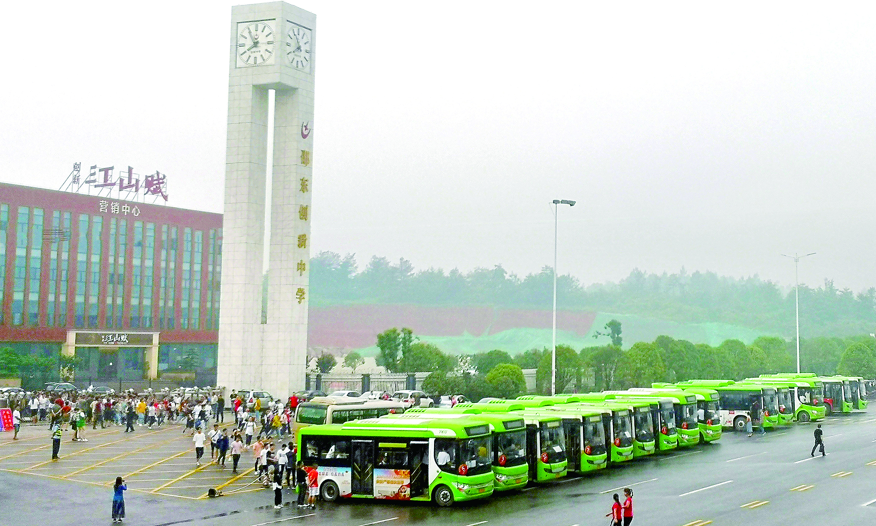 愛心送考 多方給力 邵東公汽 （尹向連報道） 為認(rèn)真貫徹落實邵東縣高考交通運(yùn)輸保障工作會議精神，確保2019年高考接送工作安全、平穩(wěn)、萬無一失，邵東公汽公司領(lǐng)導(dǎo)未雨綢繆，提前要求車隊做好應(yīng)急預(yù)案。高考前夕，該公司對全部運(yùn)營車輛進(jìn)行安全檢查；對駕駛員進(jìn)行培訓(xùn)教育，加強(qiáng)了路檢路查，加大了對“三品”的檢查力度；要求所有的駕駛員“無聲”駕駛，特別是在靠近考點位置，嚴(yán)禁公交車鳴笛，并調(diào)低了報站聲音，在調(diào)度中心后臺，循環(huán)發(fā)送降噪提醒，為考生營造一個安靜的考試環(huán)境。 同時，該公司就運(yùn)力安排、車輛安全、優(yōu)質(zhì)服務(wù)、照顧考生等方面做了全面部署，并協(xié)調(diào)交警就送考車輛行駛線路做了具體規(guī)劃。另規(guī)定高考期間，憑準(zhǔn)考證的考生與陪考家長可以一起免費(fèi)乘坐公交車。 據(jù)悉，本次共派出近100輛新能源純電動公交車為5000多名莘莘學(xué)子提供接送服務(wù)，贏得了服務(wù)學(xué)校領(lǐng)導(dǎo)及家長的點贊。