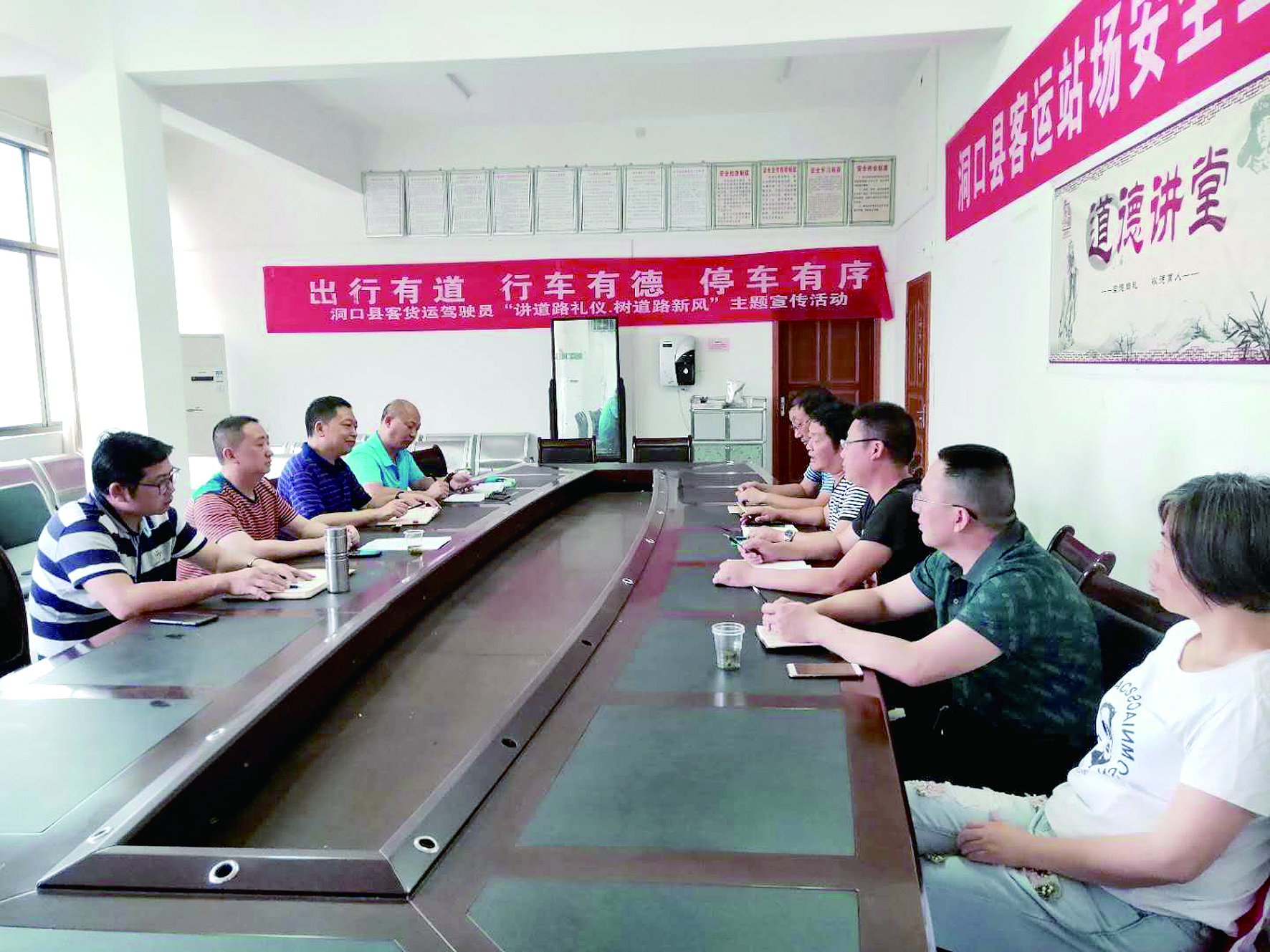 6月12日至13日，集團(tuán)公司董事、副總經(jīng)理唐新宇率辦公室、房產(chǎn)基建、企管部門負(fù)責(zé)人深入分公司就門面合同等事項(xiàng)進(jìn)行核查和清理，并對(duì)門面經(jīng)營狀況調(diào)研。據(jù)悉，兩天時(shí)間核對(duì)門面合同144份。 ? 為切實(shí)加強(qiáng)企業(yè)內(nèi)部管理，集團(tuán)公司決定對(duì)全司門面管理開展清理，成立集團(tuán)公司門面清理領(lǐng)導(dǎo)小組以抓好此項(xiàng)工作。圖為唐新宇（左二）在洞口客運(yùn)分公司部署相關(guān)工作。 祖冠 攝影報(bào)道