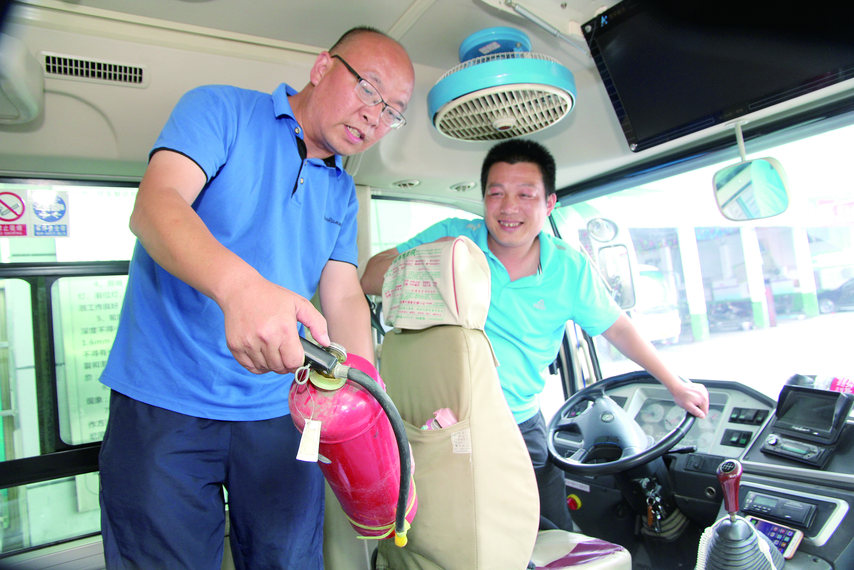 安全稽查兩不誤 ——記集團(tuán)公司優(yōu)秀共產(chǎn)黨員、隆回汽車西站副站長李擁政 肖秀華