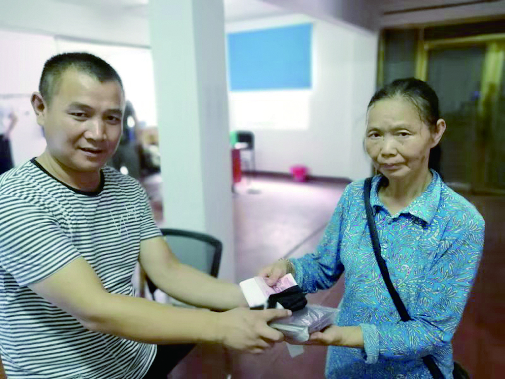 點(diǎn)贊！6500元現(xiàn)金完璧歸趙 （王智春 李高雄報(bào)道）